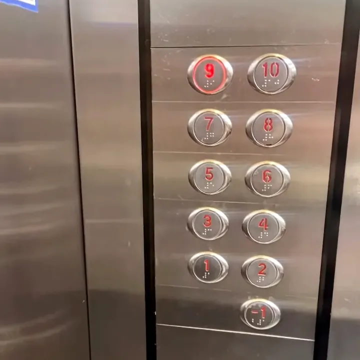 Botonera del ascensor con el piso 9 marcado