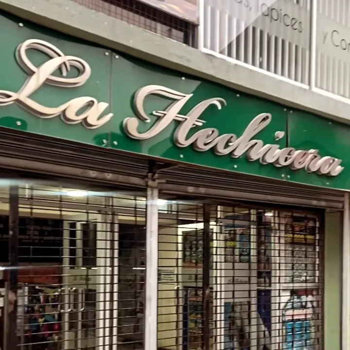 Entrada de la Galería La Hechicera en calle Caupolicán